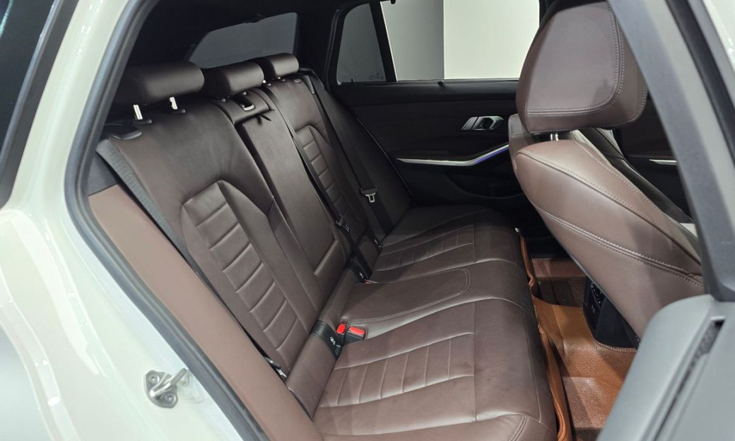 BMW 3-Series 320i Touring M Sports, 2022