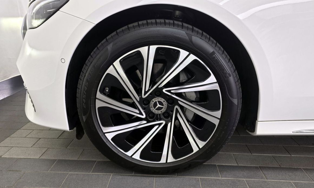Mercedes-Benz E-Class E300 4MATIC Exclusive, 2025