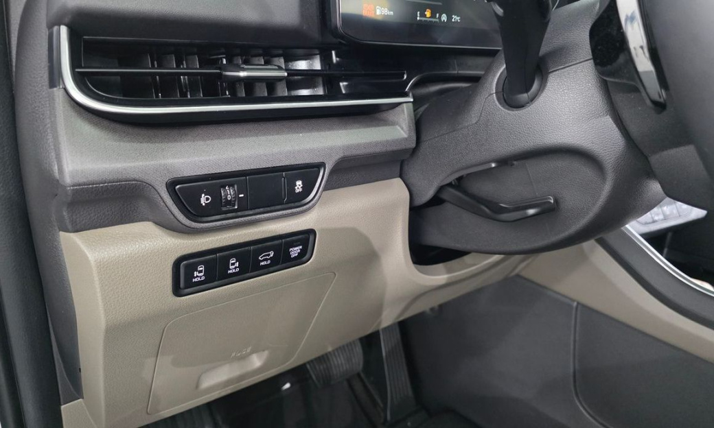 Kia Carnival 7-Seater Outdoor, 2025