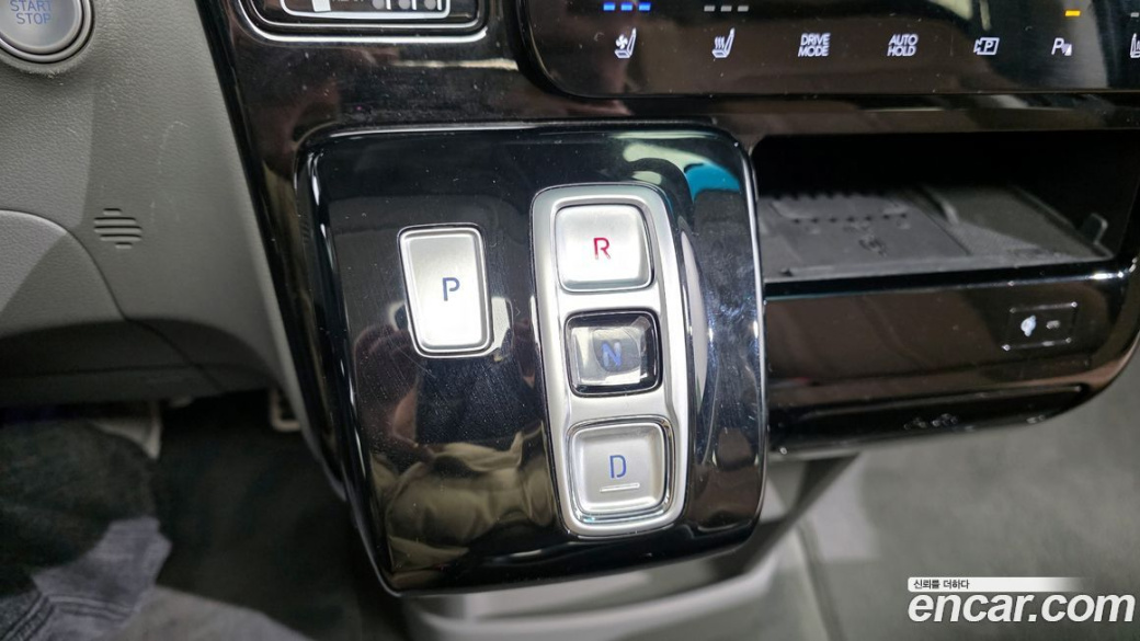 Hyundai Staria 4WD Lounge 9-Seater, 2022