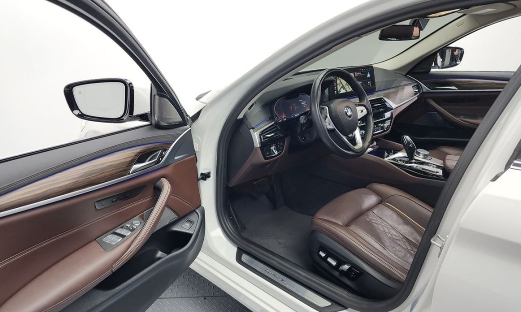 BMW 5-Series 530i Luxury, 2023
