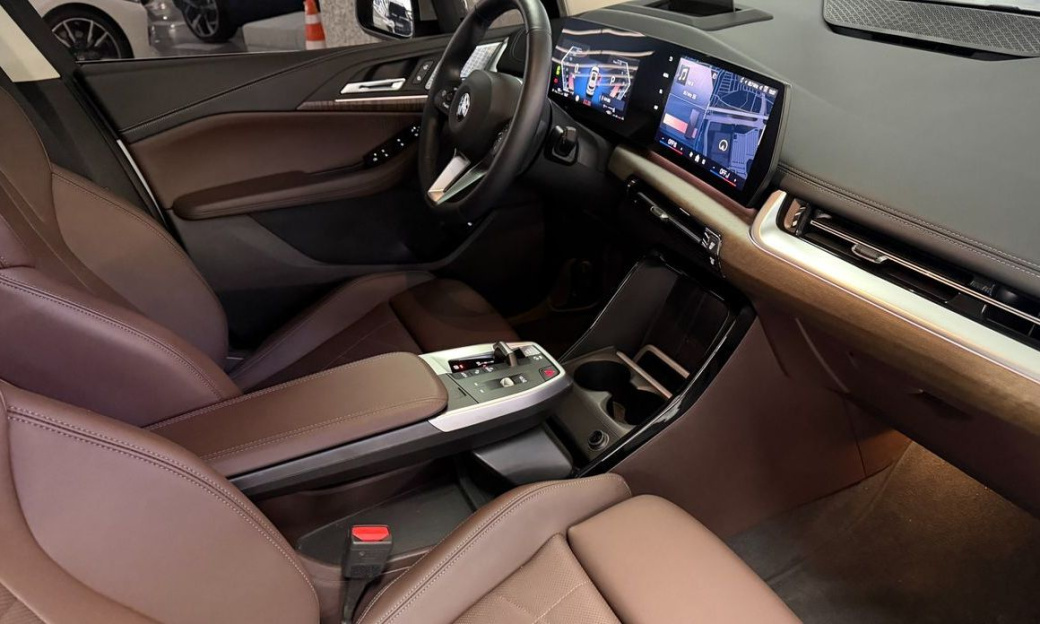 BMW 2-Series 220i Luxury, 2024