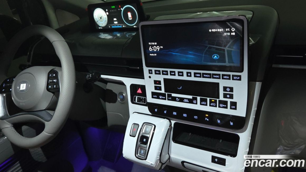 Hyundai Staria 4WD Lounge 7-Seater, 2025