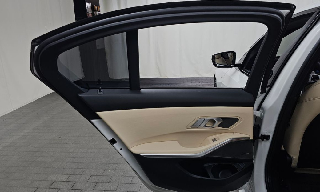 BMW 3-Series 320i M Sport, 2024