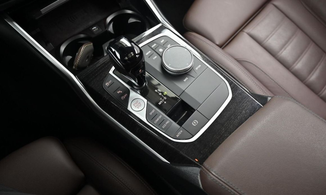 BMW 3-Series 320i Touring Luxury, 2022