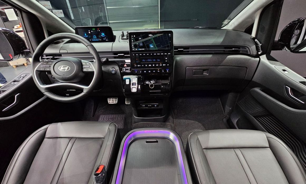 Hyundai Staria 4WD Lounge 9-Seater, 2025