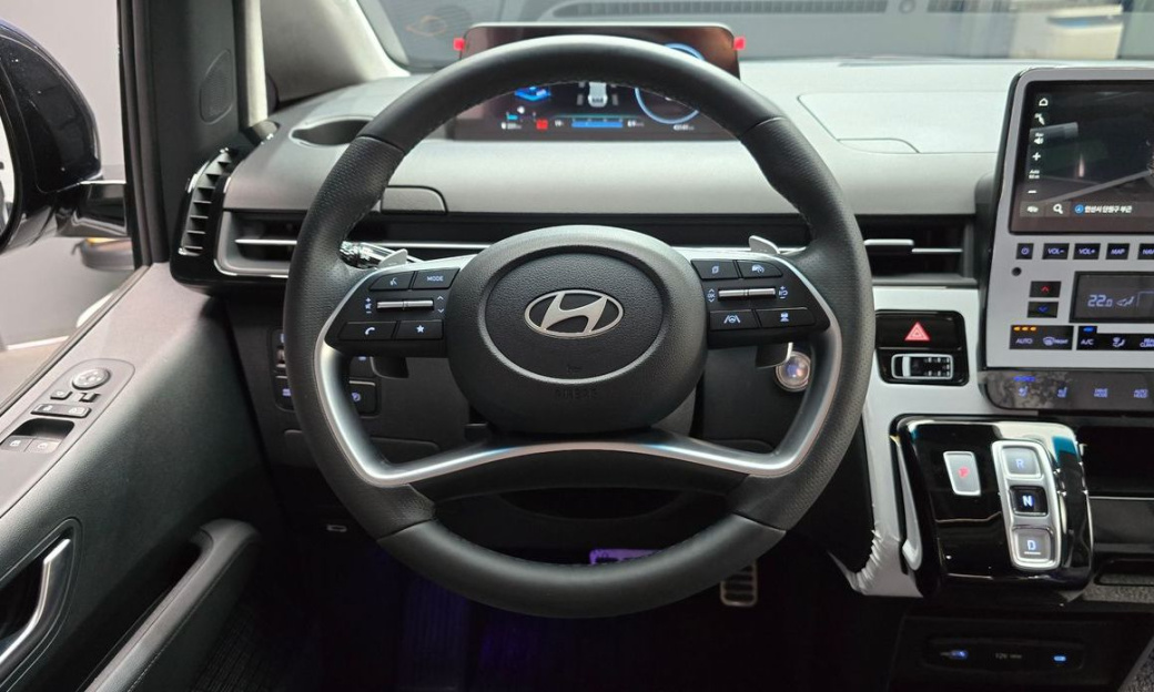 Hyundai Staria 4WD Lounge 9-Seater, 2025