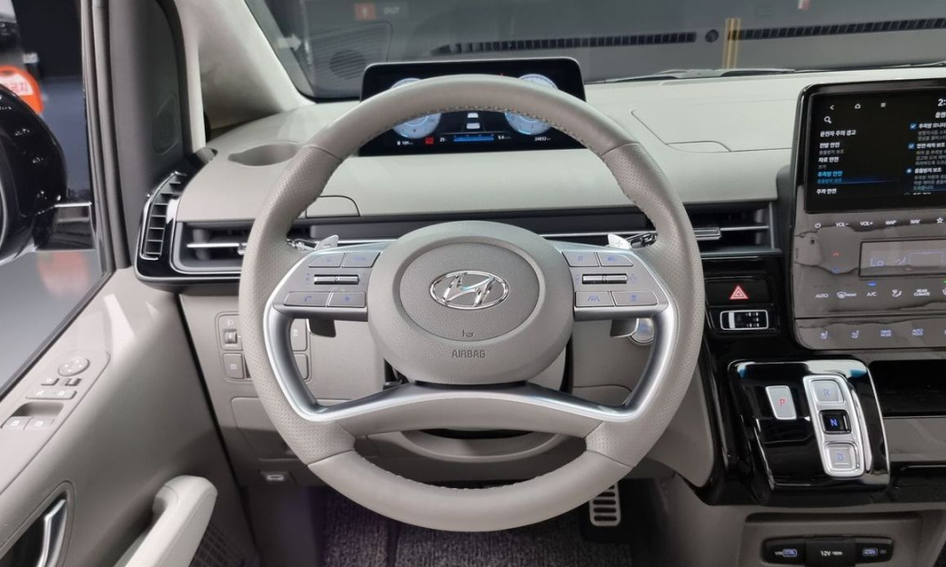 Hyundai Staria 4WD Lounge 7-Seater, 2024