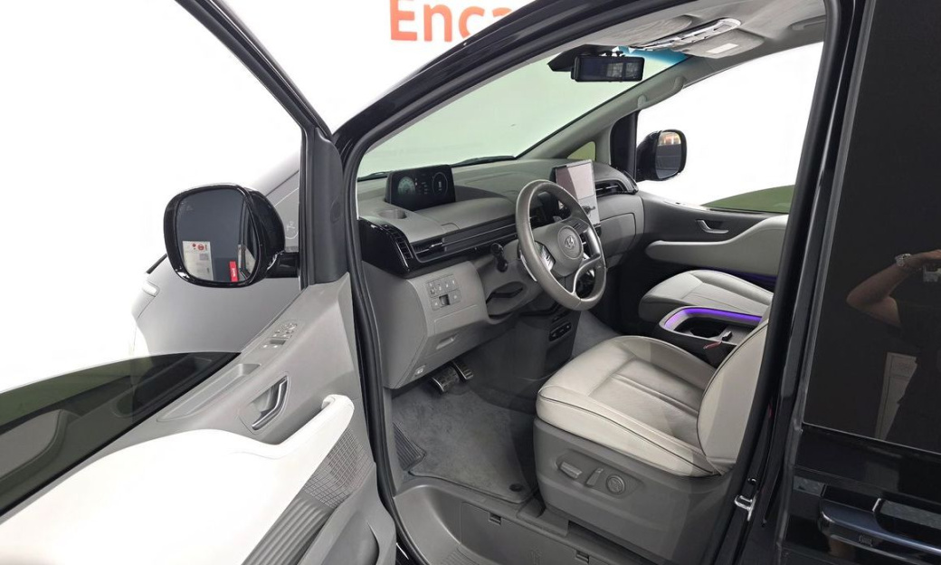 Hyundai Staria 4WD Lounge 7-Seater, 2024
