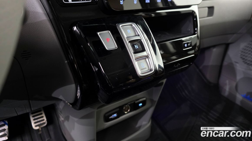 Hyundai Staria 4WD Lounge 9-Seater, 2025