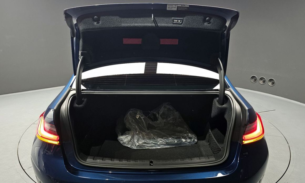BMW 3-Series 320i Luxury, 2022