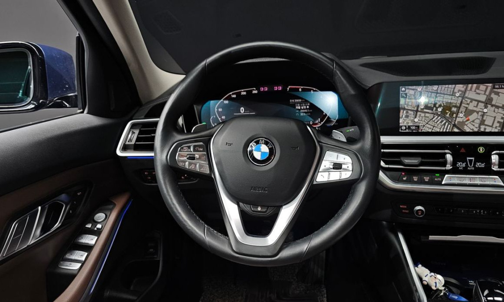 BMW 3-Series 320i Luxury, 2022