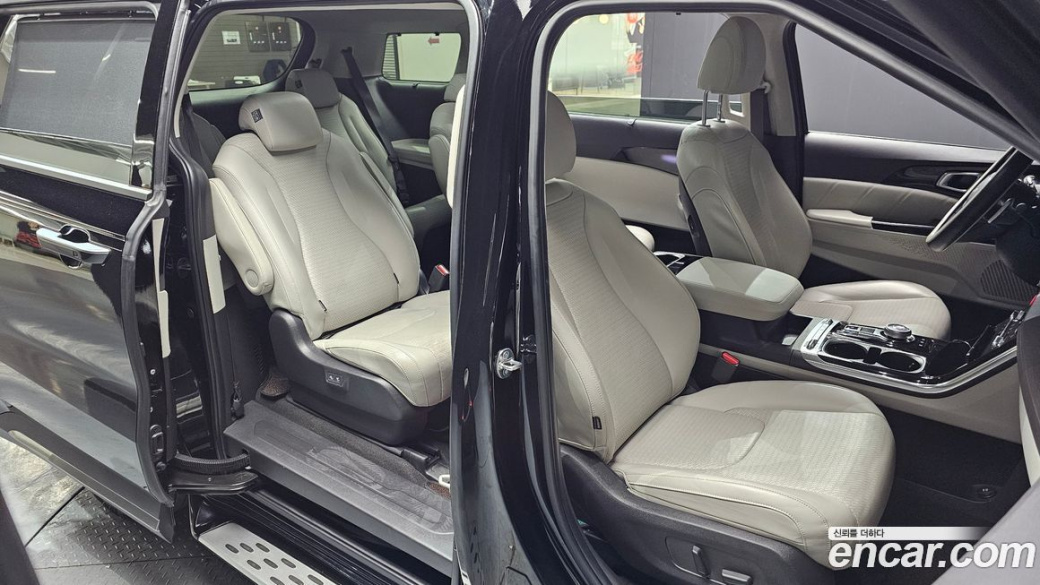 Kia Carnival 9-Seater Signature, 2023