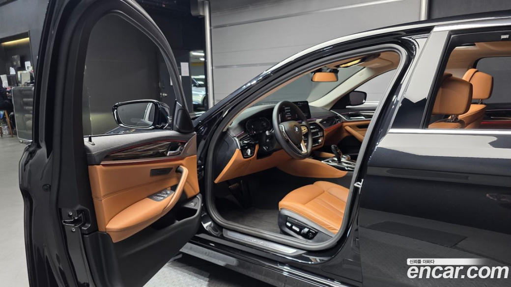 BMW 5-Series 520i Luxury, 2023