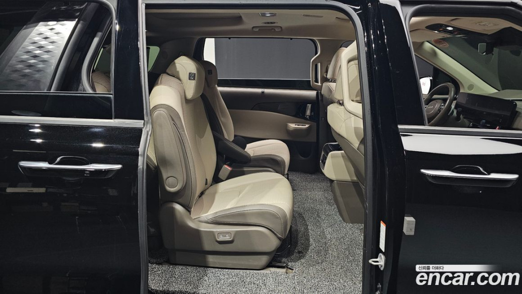 Kia Carnival 9-Seater Signature, 2024