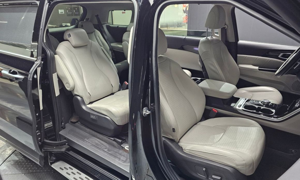 Kia Carnival 9-Seater Signature, 2023