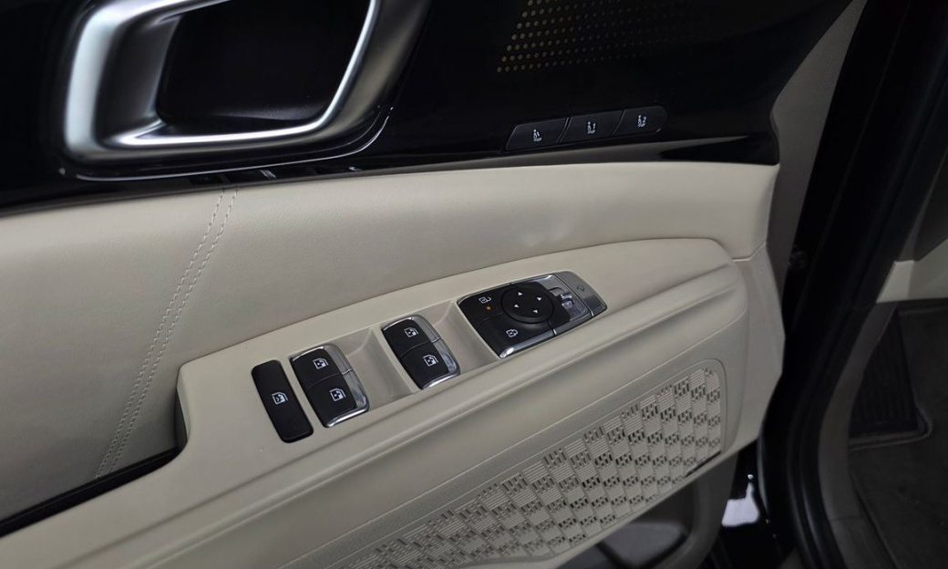Kia Carnival 7-Seater Gravity, 2025