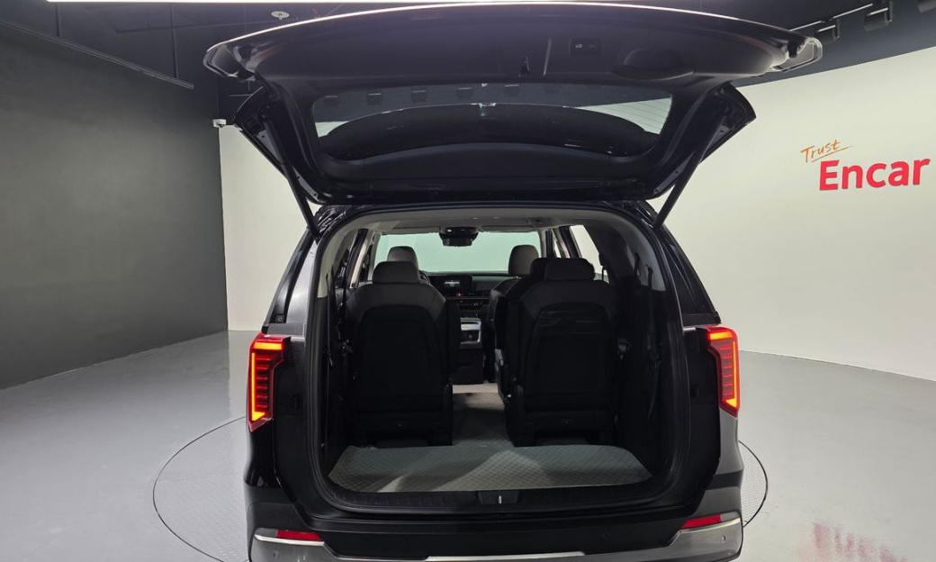 Kia Carnival 9-Seater Signature, 2024
