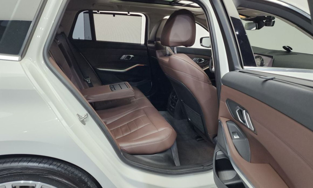 BMW 3-Series 320d Touring Luxury, 2022
