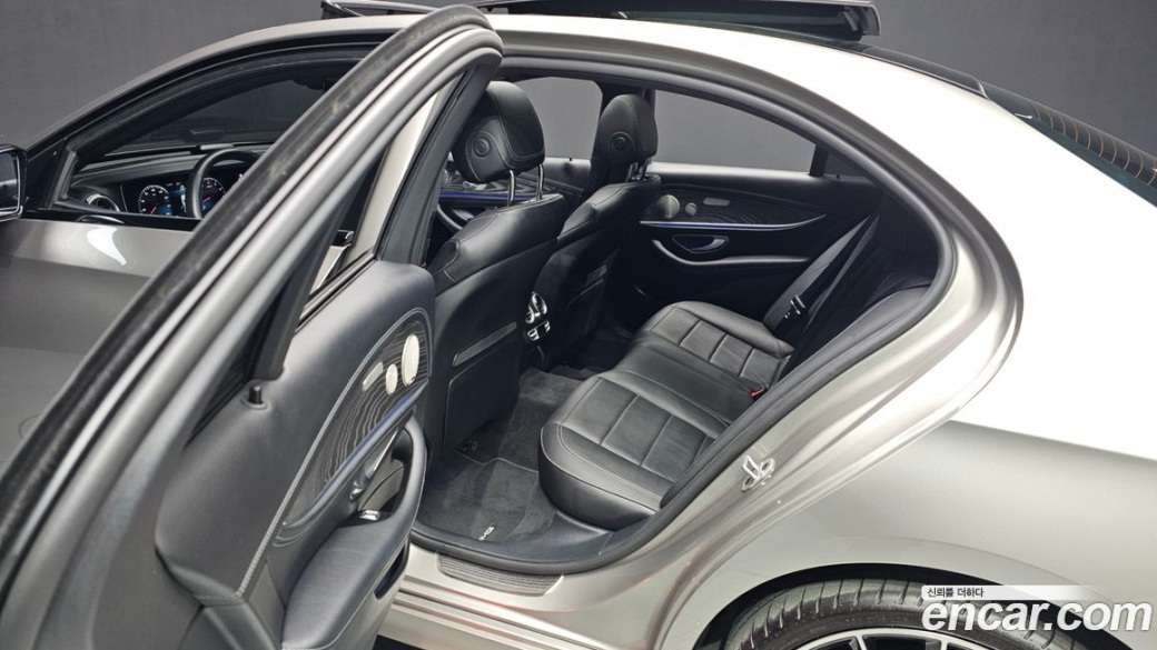 Mercedes-Benz E-Class E350 4MATIC AMG Line, 2023