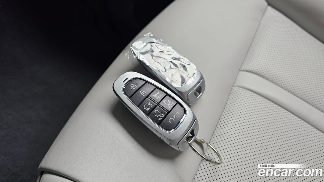 Hyundai Staria 4WD Lounge 7-Seater, 2022