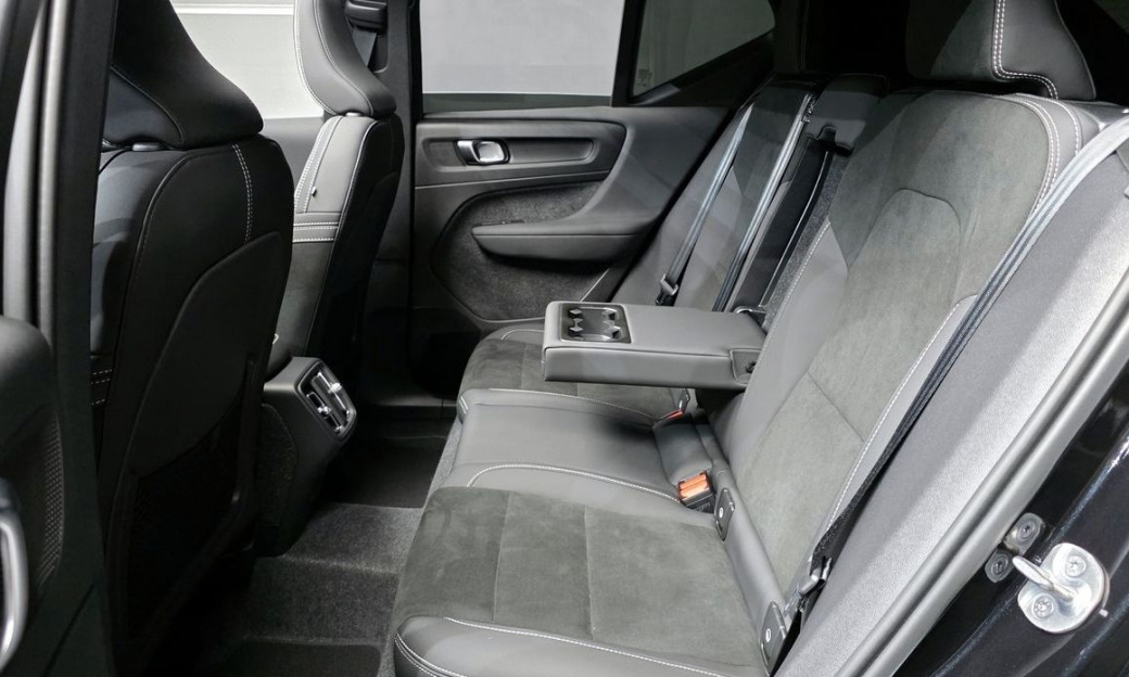 Volvo XC40 B4 Black Edition, 2025