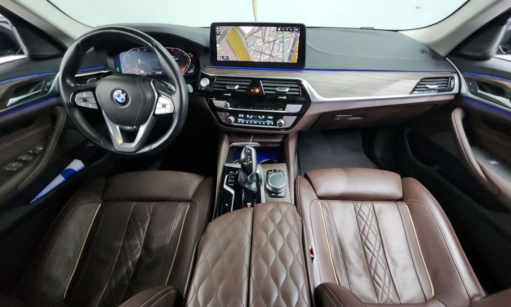 BMW 5-Series 530i Luxury, 2022
