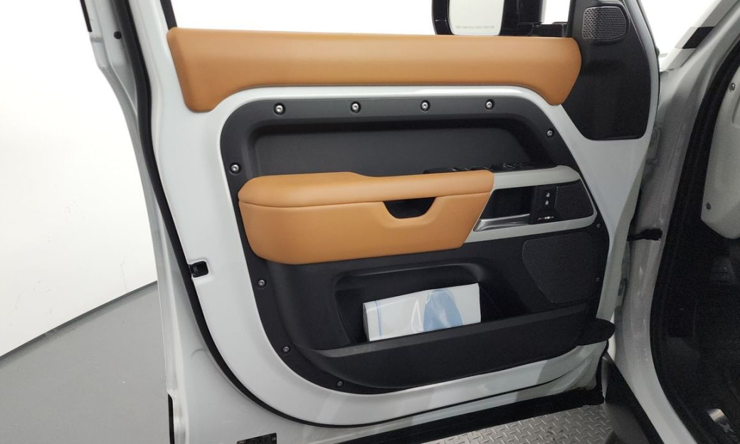 Land Rover Defender 110 P300 X-Dynamic SE, 2024