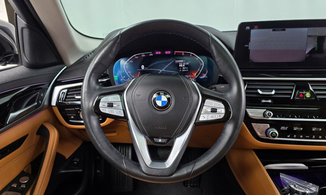 BMW 5-Series 520i Luxury, 2022
