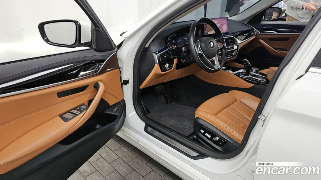 BMW 5-Series 520i Luxury, 2022