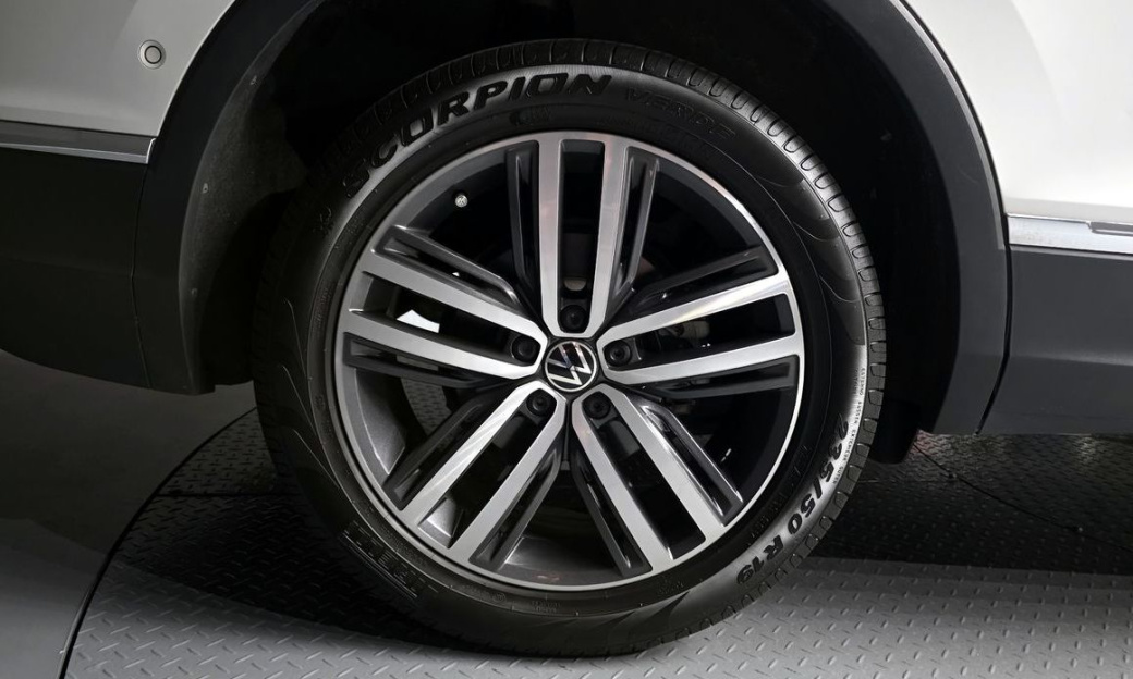 Volkswagen Tiguan 2.0 TSI Prestige, 2024