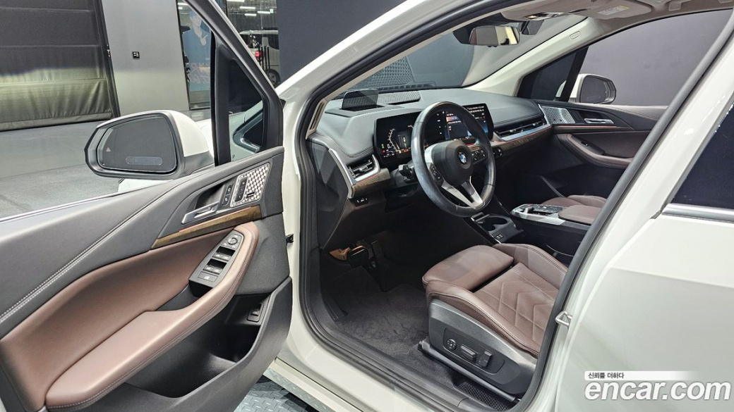 BMW 2-Series 220i Luxury, 2024