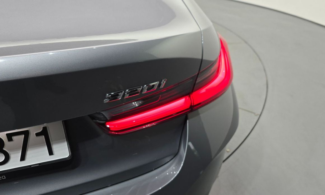 BMW 3-Series 320i, 2025