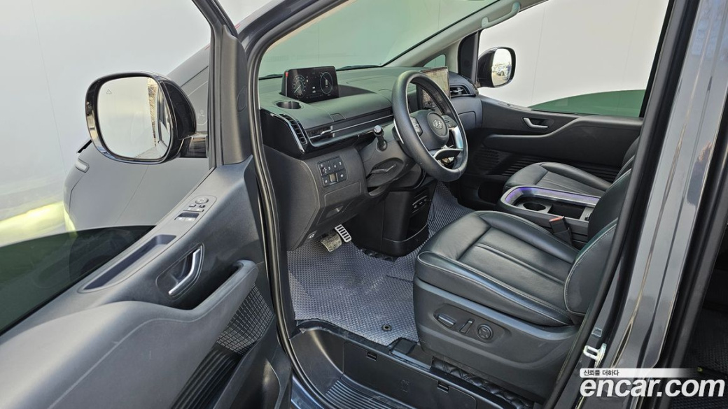Hyundai Staria 4WD Lounge 9-Seater, 2022