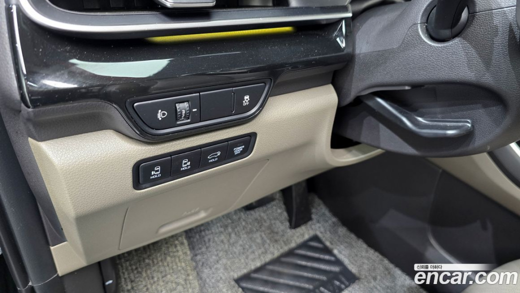 Kia Carnival 9-Seater Gravity, 2024