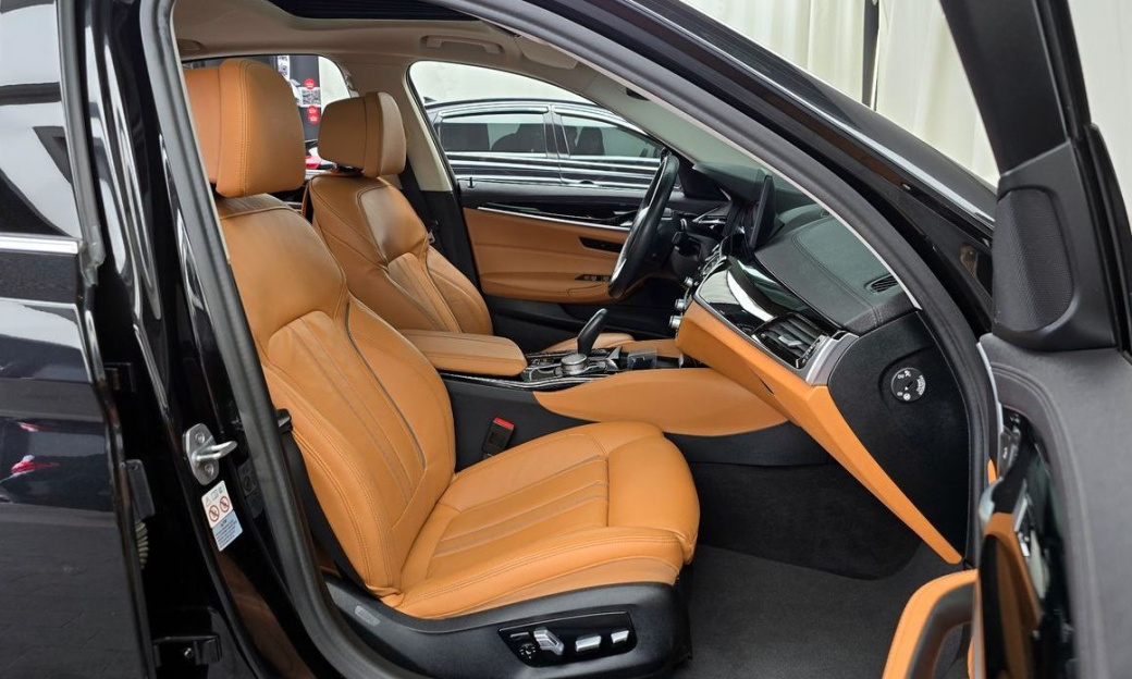 BMW 5-Series 520i Luxury, 2022