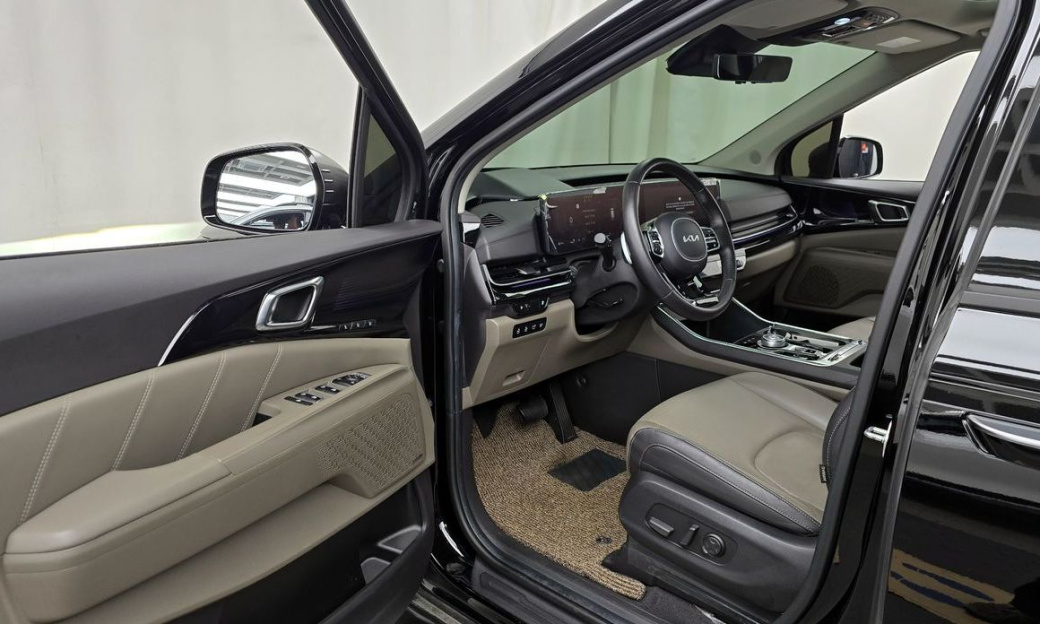 Kia Carnival 7-Seater Gravity, 2024