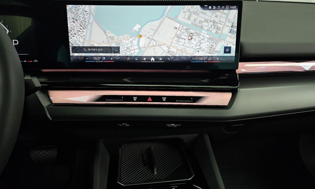 BMW 5-Series 520i, 2025