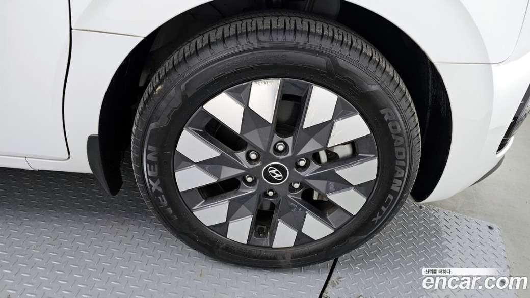 Hyundai Staria Lounge 9-Seater, 2023