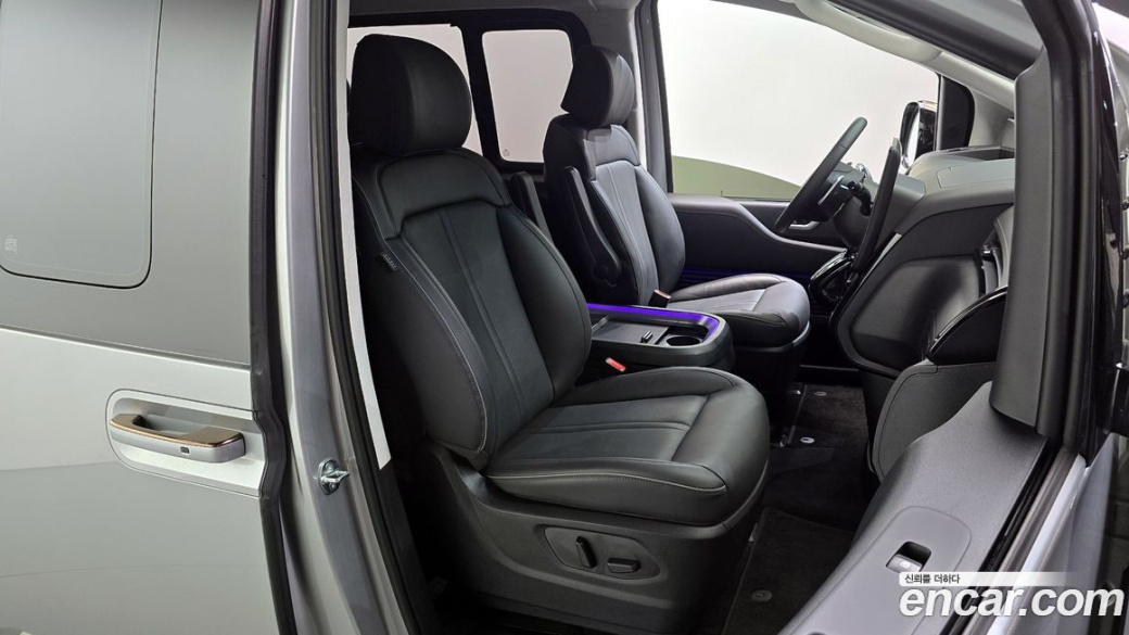 Hyundai Staria 4WD Lounge 9-Seater, 2025