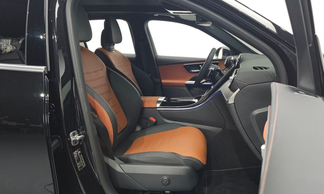 Mercedes-Benz GLC-Class GLC300 4MATIC AMG Line, 2025