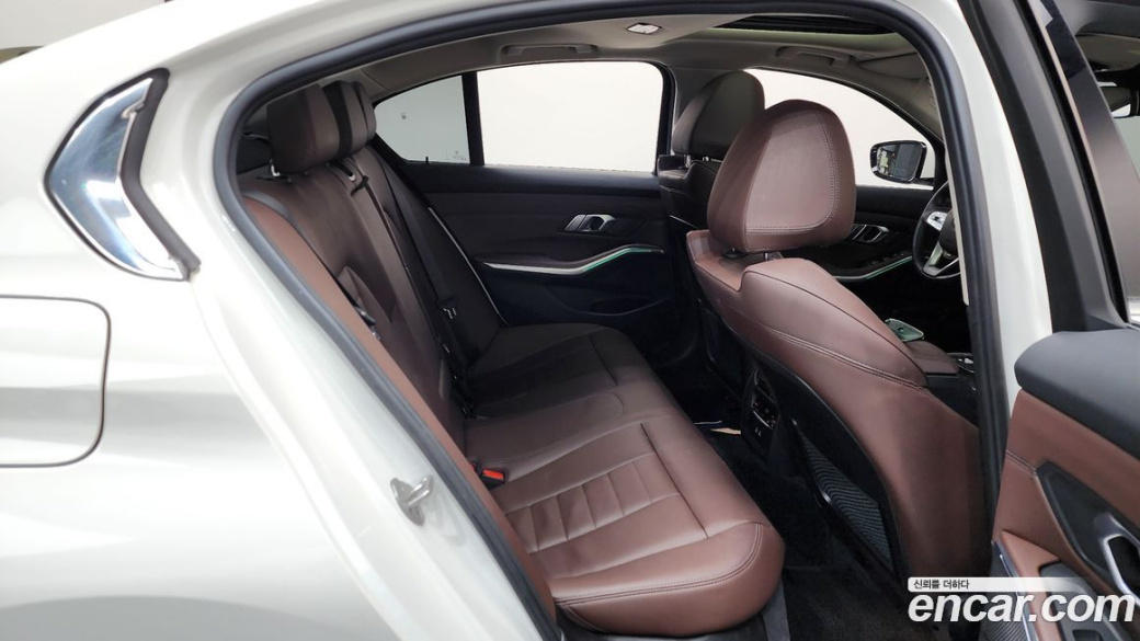 BMW 3-Series 320i Luxury, 2022