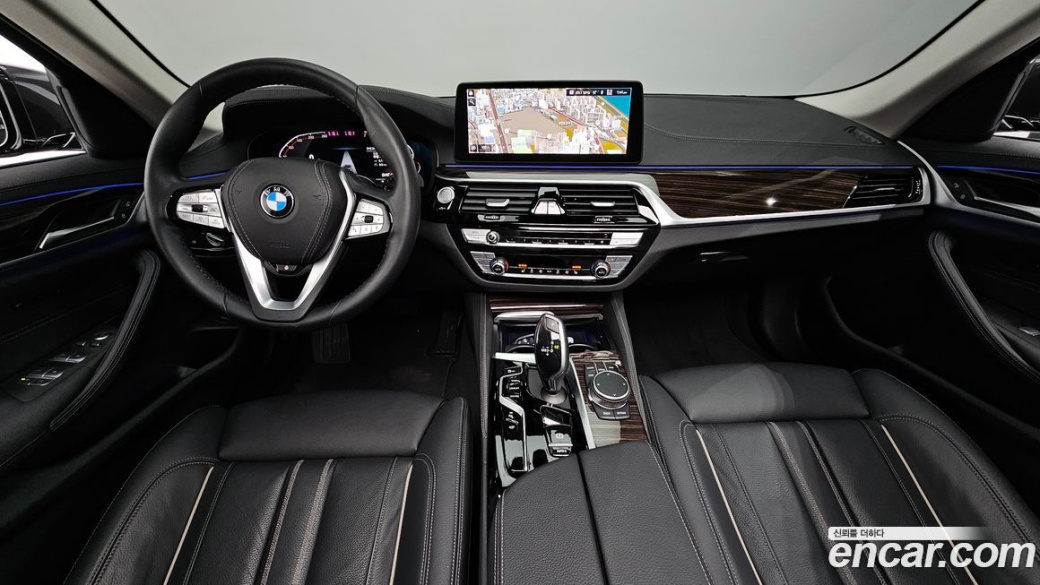BMW 5-Series 520i Luxury, 2023