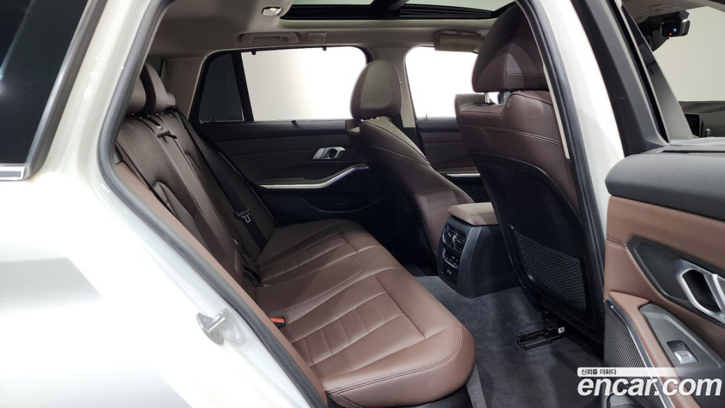 BMW 3-Series 320i Touring Luxury, 2022