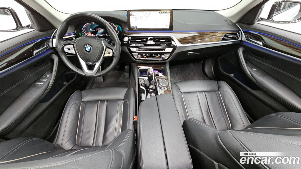 BMW 5-Series 520i Luxury, 2022