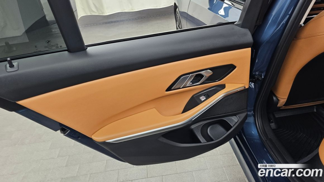 BMW 3-Series 320i, 2025