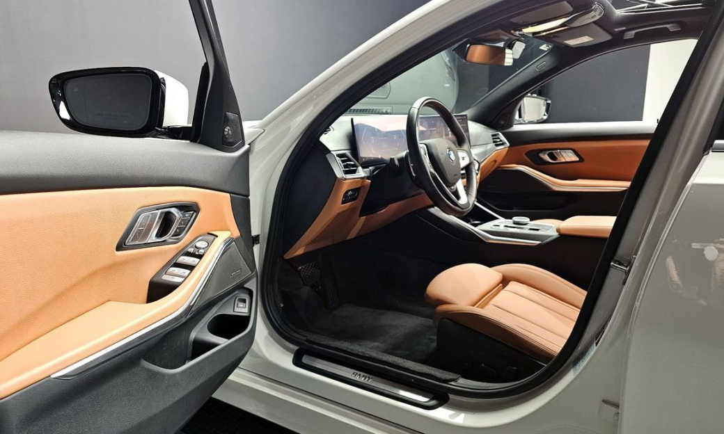 BMW 3-Series 320i Touring, 2024