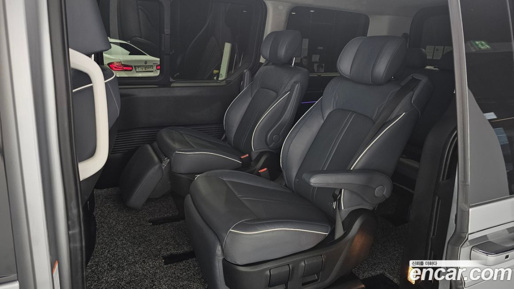 Hyundai Staria Lounge 7-Seater, 2022
