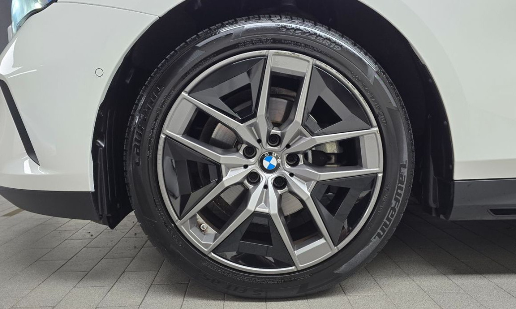 BMW 5-Series 520i, 2024