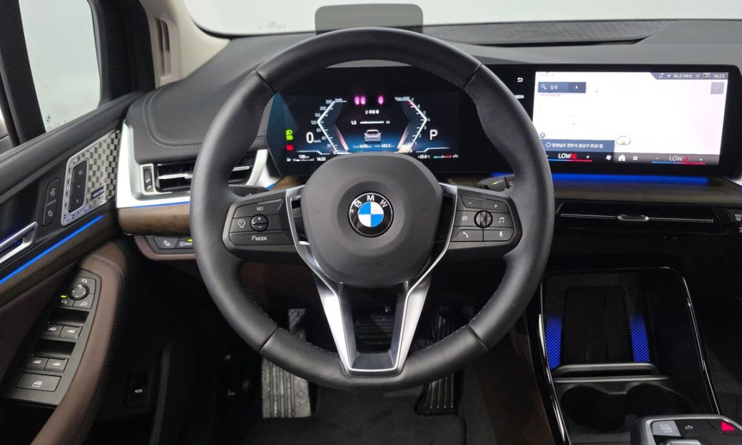 BMW 2-Series 220i Luxury, 2025